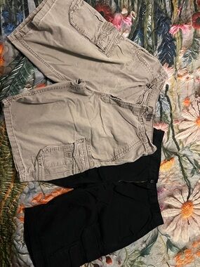 Dickies & Wrangler Relaxed Fit Shorts Cargo shorts in Black and Light Khaki